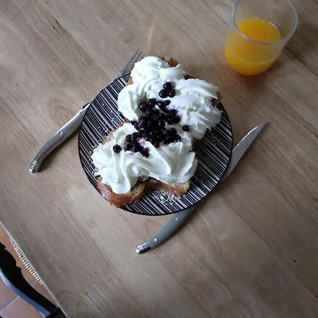 게스트하우스 Chmabre Avec Petit Dejeuner Inclus A Dix Minutes Du Lac De La Raviege *